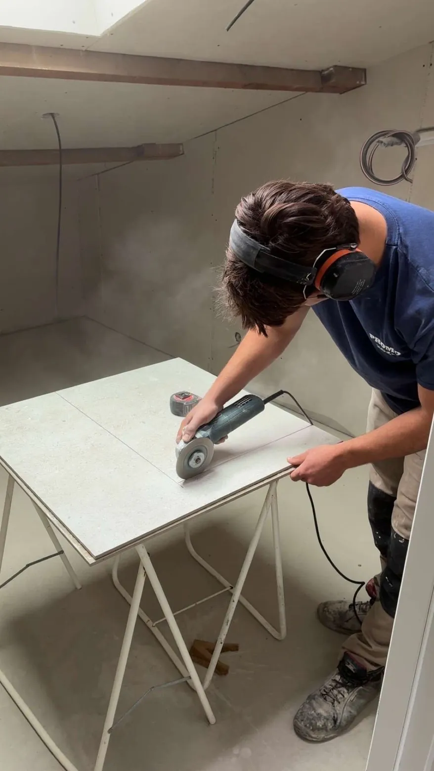Découpe d'un carreau grand format à la disqueuse