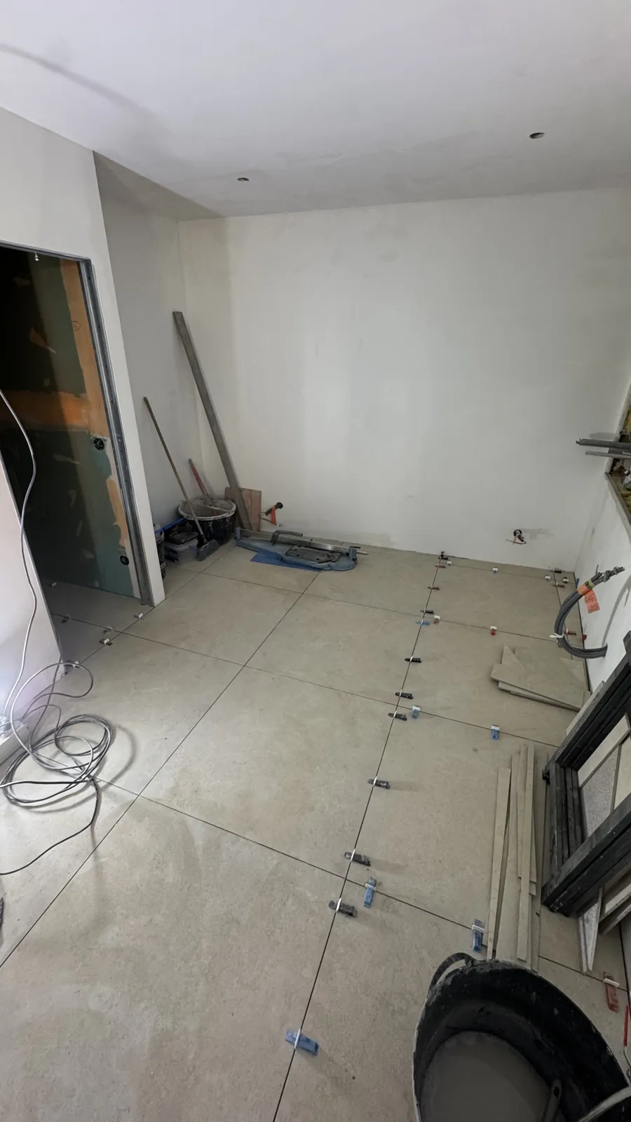 Sol grand format en cours de pose, croisillons autonivelants en place