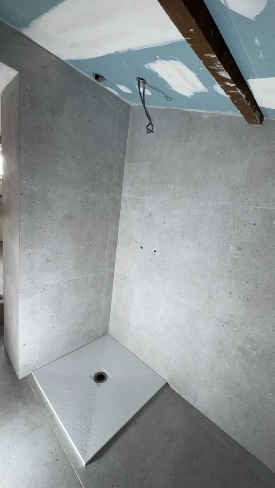 Douche carrelée en grand format gris